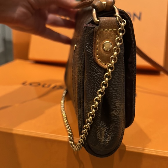 Louis Vuitton Favorite Mm Monogram Crossbody - Picture 3 of 8